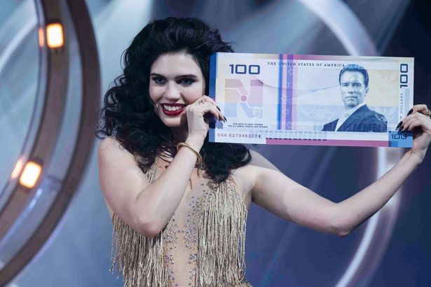 “巨大シュワちゃん紙幣”に本人も驚き!?『ランニング・マン』グレン・パウエル＆エドガー・ライト監督が表敬訪問