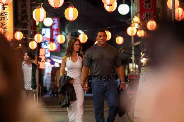 【写真を見る】ドウェイン・ジョンソン演じるケアーの恋人ドーン役にエミリー・ブラント