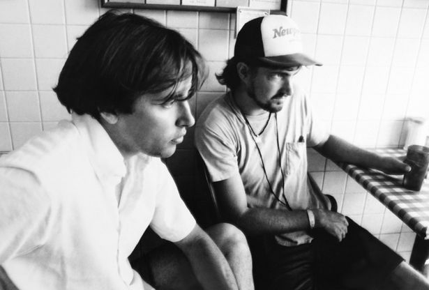 【写真を見る】初監督作品『スラッカー』を手掛けた、若かりし頃のリチャード・リンクレイター監督！(写真左)