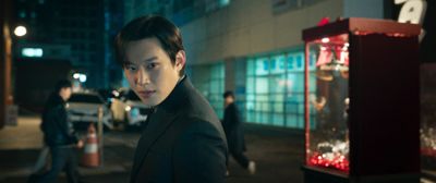 繁華街を牛耳るボス、ト社長をキム・ソンチョルが演じる