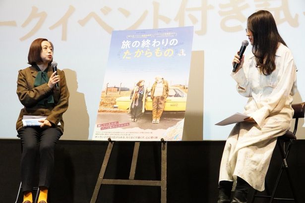 【写真を見る】犬山紙子＆山崎まどかが魅力を熱弁！『旅の終わりのたからもの』トークイベントの様子