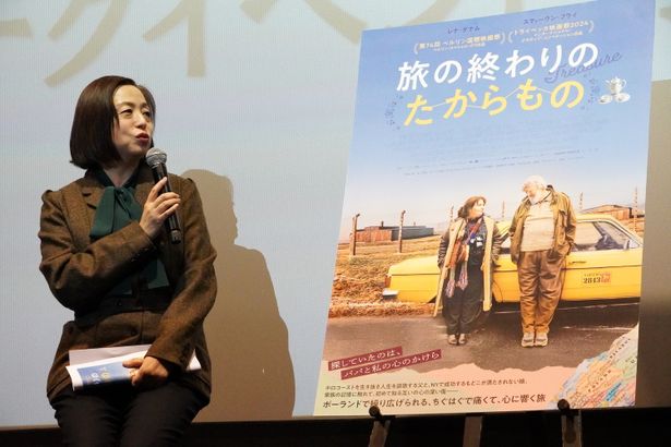 いまを生きる人々の物語でもあると語る