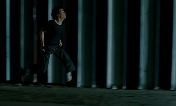 “STBO”という奇妙な病気が蔓延する近未来のパリを、アレックスが駆け抜ける