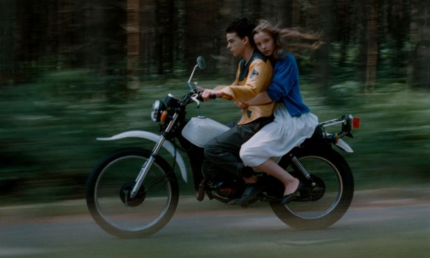 アレックスの元恋人リーズを演じたのは、当時16歳のジュリー・デルピー