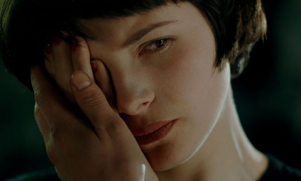 当時22歳のジュリエット・ビノシュが魅惑的な女性アンナを演じる