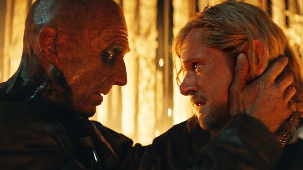 【写真を見る】ロケ地選びの決め手になった、血も涙も無い理由とは？「子どもたちが遊んでいたプールが鮮血に…」