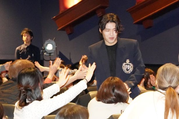 客席の間を通って登場！