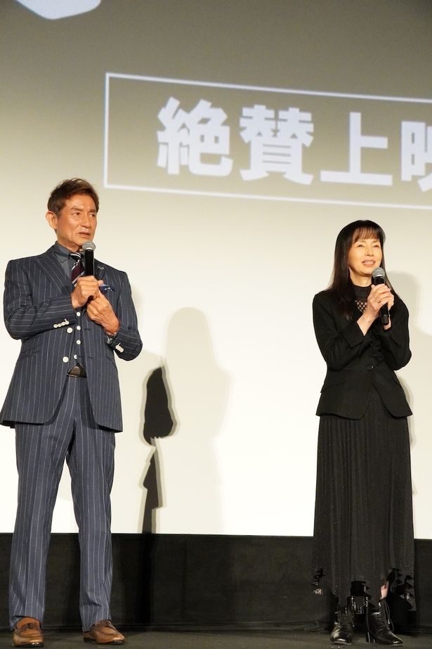 【写真を見る】岡田奈々、黒のジャケット＆スカート＆ブーツ姿で歓声を浴びた