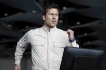 師匠はトム・クルーズ！グレン・パウエルが『ランニング・マン』に挑む上でもらったアドバイスとは