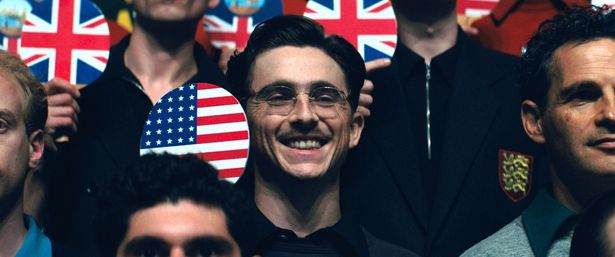 アメリカ国旗がデザインされたラケットを掲げるマーティが印象的なカット