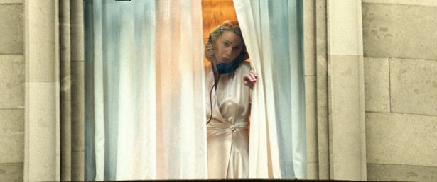 【写真を見る】マーティはどんな手段を使ってケイの部屋の番号を知ったのか？