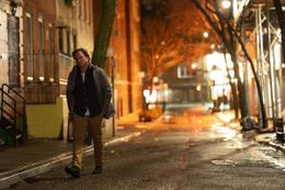 舞台となったニューヨークの街を一人歩くアレックスをとらえた場面写真