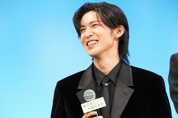 目黒蓮、共演者のトークに大きな笑顔を見せた