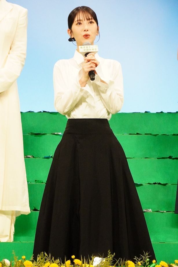 【写真を見る】ふわりとしたスカートもキュート！シックなモノトーンコーデで登場した浜辺美波