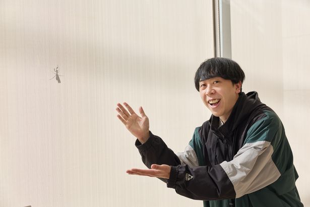 撮影中にカマキリを見つけて喜ぶ無邪気な一面を見せてくれたコウイチ監督