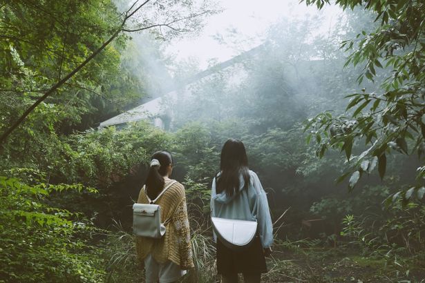 さらなる刺激を求め、地元で噂の廃墟に潜入する美咲と皐月。おどろおどろしい雰囲気に震える！