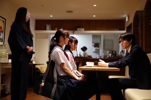 恐ろしいものがいた(？)という噂の喫茶店のシーンにはコウイチ監督も出演しているので必見！