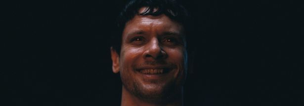 【写真を見る】実は正体が吸血鬼のアイルランド系白人を怪演し、強烈な個性を発揮した『罪人たち』