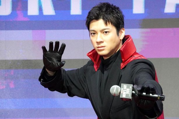 さっそく、ヒーローポーズを披露した山田裕貴