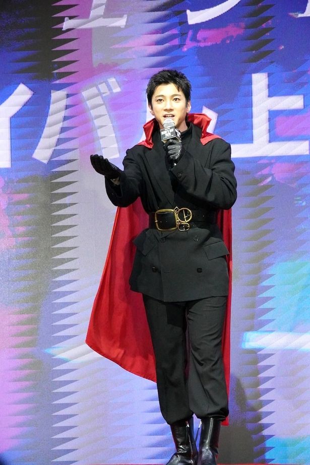 真っ赤なマントを翻して登場！