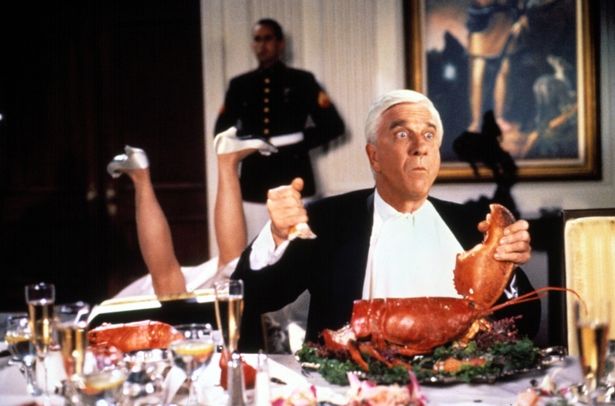 スラップスティックなギャグから下ネタまで多種多様(『裸の銃を持つ男 PART2 1/2』)