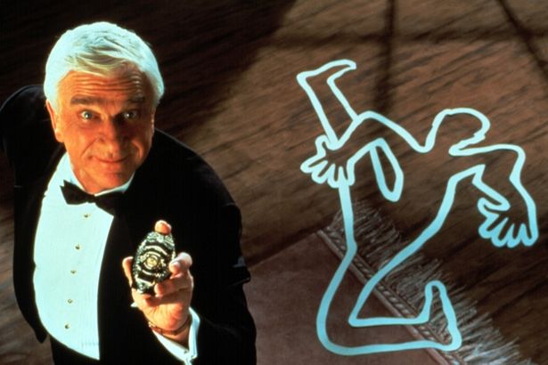 犯行現場のチョークすら笑いに！(『裸の銃を持つ男 PART2 1/2』)