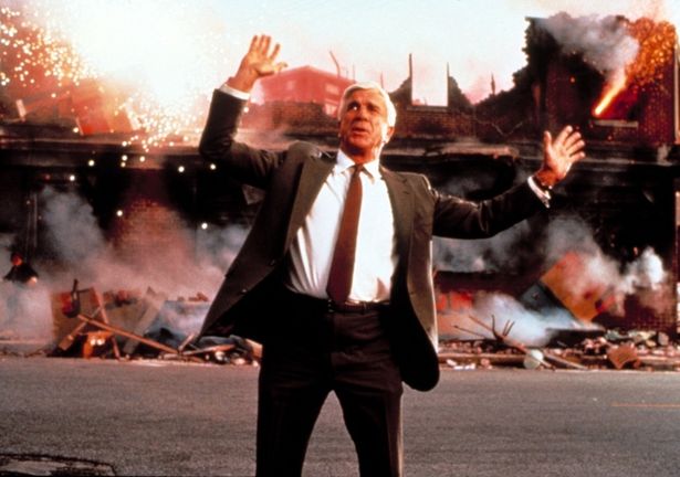 【写真を見る】パロディから下ネタまでくだらない笑い満載の「裸の銃を持つ男」の魅力