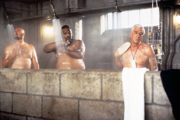 刑務所に入り囮捜査をするドレビンだが…(『裸の銃を持つ男 PART33 1/3 最後の侮辱』)