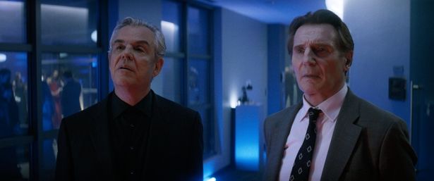 独特の捜査によりドレビン・Jr.はテック企業のCEOにたどり着く(『裸の銃を持つ男』)