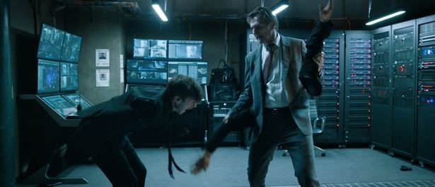 リーアム・ニーソンならではのタフガイギャグも最高！(『裸の銃を持つ男』)