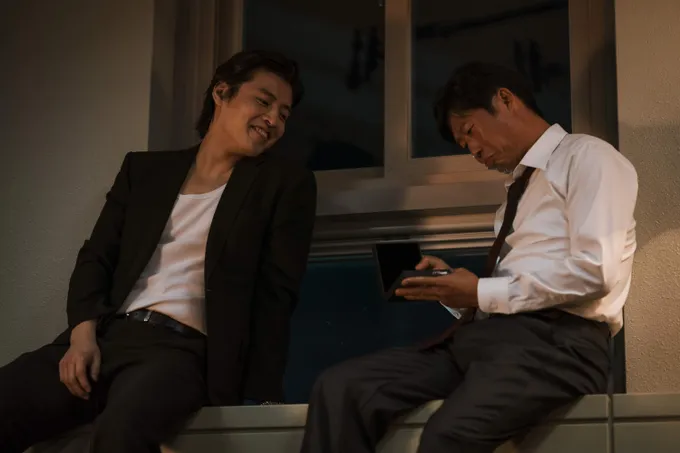 “ヤダン”と検事が歪んだブロマンスを展開『YADANG／ヤダン』2人の密約を映しだす本編シーン