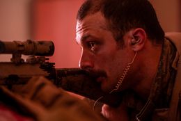 銃撃戦の緊張感が生々しく伝わってくるシーンや、「反響音」を巧みに利用した音響表現を捉えたシーンも