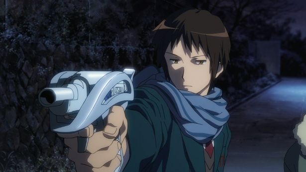 再修正プログラムが塗布された短針銃を構えるキョン。銃口の先にいるのは…(劇場版『涼宮ハルヒの消失』)