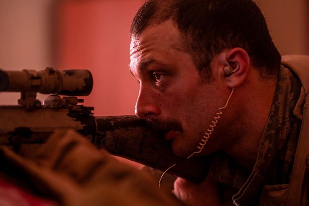 【写真を見る】「SHOGUN 将軍」の按針役でブレイクしたコズモ・ジャーヴィスが今度はスナイパーに！