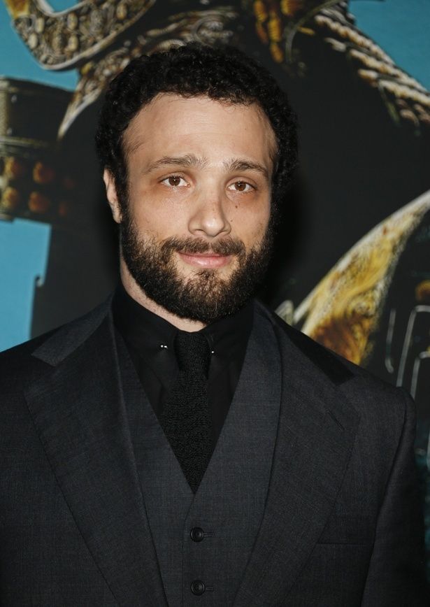 狙撃手で衛生兵のエリオット役のコズモ・ジャーヴィス