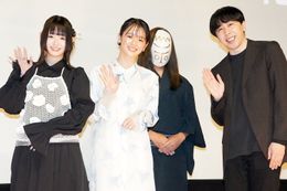 コウイチ監督の長編映画デビュー作『とれ！』公開記念舞台挨拶が実施。主演の中島瑠菜、共演のまいきちに加えて和服にお面姿の“神様”も駆けつけた！