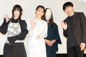 コウイチ監督の長編映画デビュー作『とれ！』公開記念舞台挨拶が実施。主演の中島瑠菜、共演のまいきちに加えて和服にお面姿の“神様”も駆けつけた！