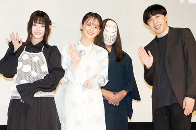 コウイチ監督の長編映画デビュー作『とれ！』公開記念舞台挨拶が実施。主演の中島瑠菜、共演のまいきちに加えて和服にお面姿の“神様”も駆けつけた！