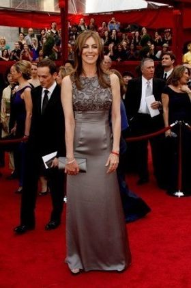 監督賞を受賞したキャスリン・ビグロー。クラシックな中にもハート型の刺繍がキュート