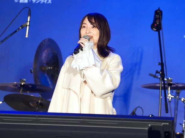 真っ白なコーディネートで登場