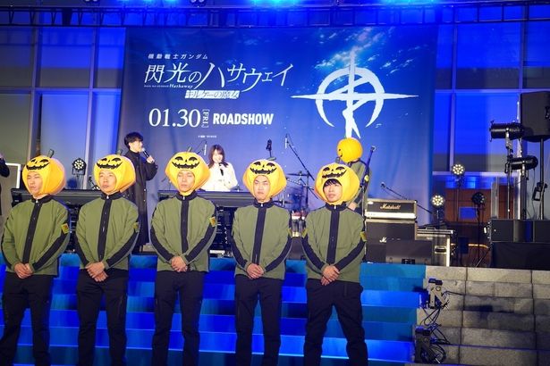 偽マフティーとして宣伝活動をしていた松井の頑張りに感謝する場面も