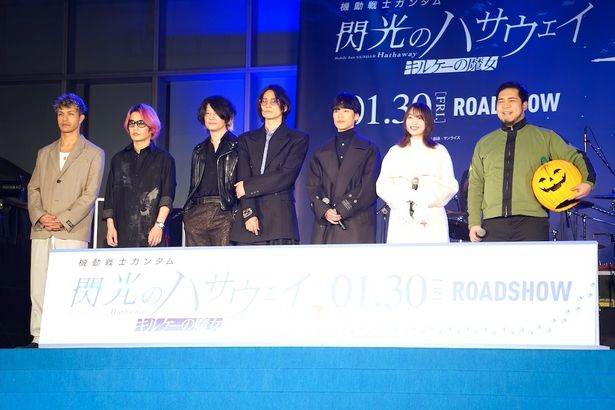 フォトセッションではファンと一緒に撮影する場面も