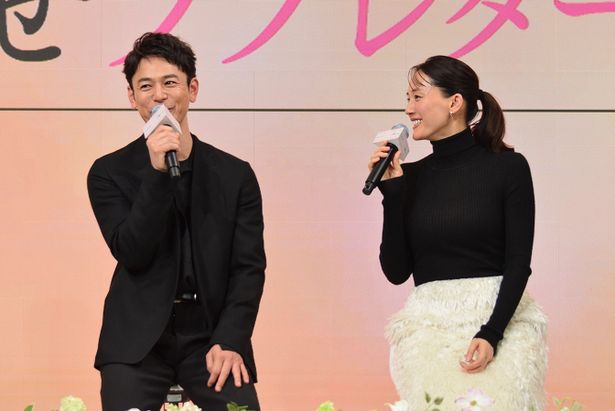 【写真を見る】18年ぶりの共演で夫婦役を演じる妻夫木聡と綾瀬はるか