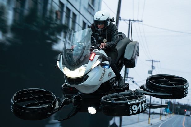 【写真を見る】AIが裁判官、空を飛ぶバイク…未来社会への想像を膨らませる映像