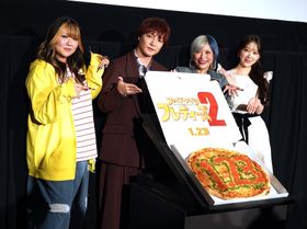 映画『ファイブ・ナイツ・アット・フレディーズ２』(1月23日公開)のファンナイト試写会で、巨大ピザと一緒にニッコリのぱーてぃーちゃん(すがちゃん最高No.1、信子、金子きょんちぃ)と堀未央奈