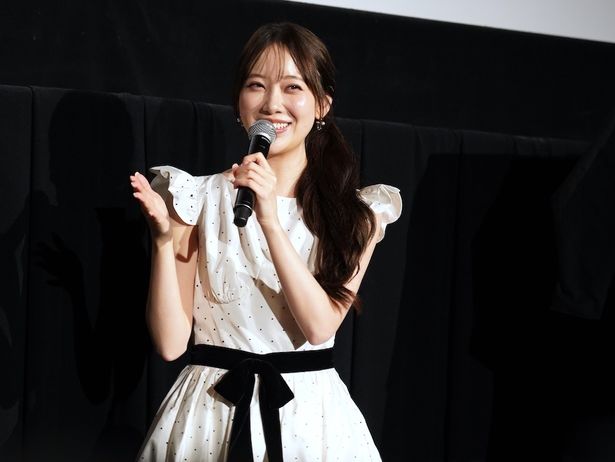 【写真を見る】「日本ホラー大賞」選考委員を務め、ホラー映画界を応援する堀未央奈が作品の見どころを丁寧に紹介！