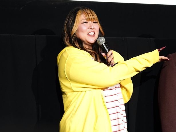 観客に呼びかけながらのトークを展開