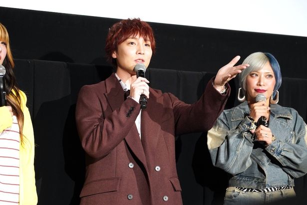 観客の反応に鋭くツッコミを入れる場面も