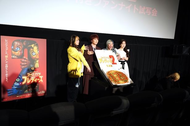 サラミで公開日が描かれた巨大ピザ