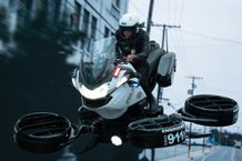 AIが人間を裁き、LAの空をバイクが飛ぶ近未来を舞台にした本作